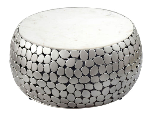 Couchtisch rund 66 cm mit weißer Marmorplatte und silbernem Aluminium-Gestell mit Münzprägung, Gesamtansicht.