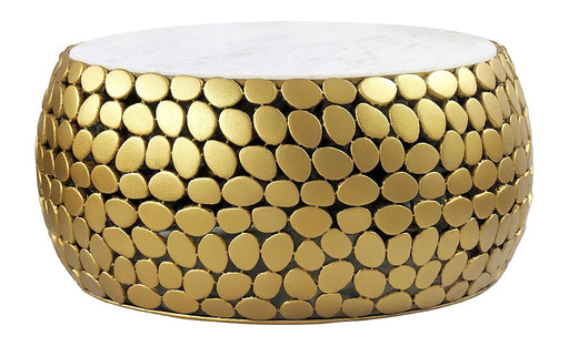 Design Couchtisch rund 66 cm mit weißer Marmorplatte und goldenem Aluminium-Gestell aus ovalen Elementen, Gesamtansicht.