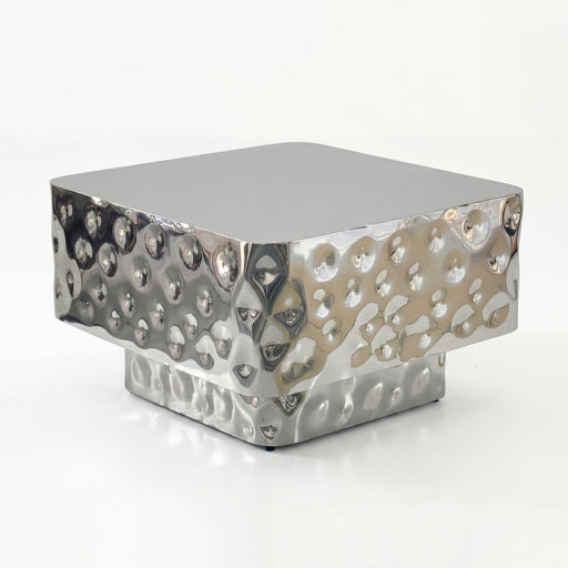 Couchtisch Aluminium 60 cm Silber Gehämmert im Kubus-Design mit strukturierter Oberfläche in Gesamtansicht.