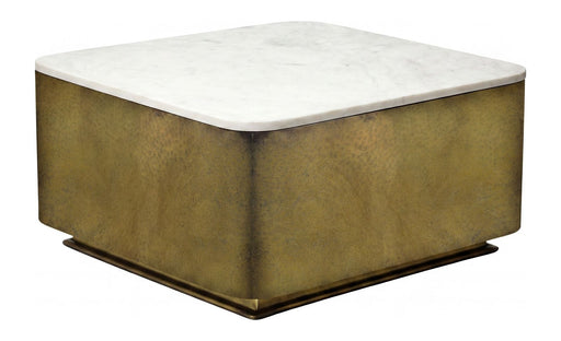 Couchtisch Kubus 60x60 cm mit weißer Marmortischplatte und goldenem Metallgestell, Gesamtansicht.