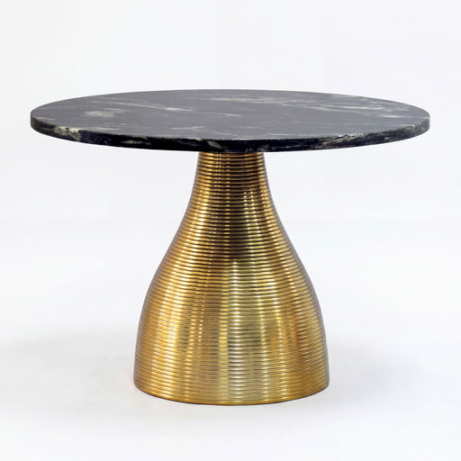 Runder Couchtisch Marmor Schwarz mit schwarzer Marmorplatte und konischem goldfarbenem Metallgestell in Gesamtansicht.