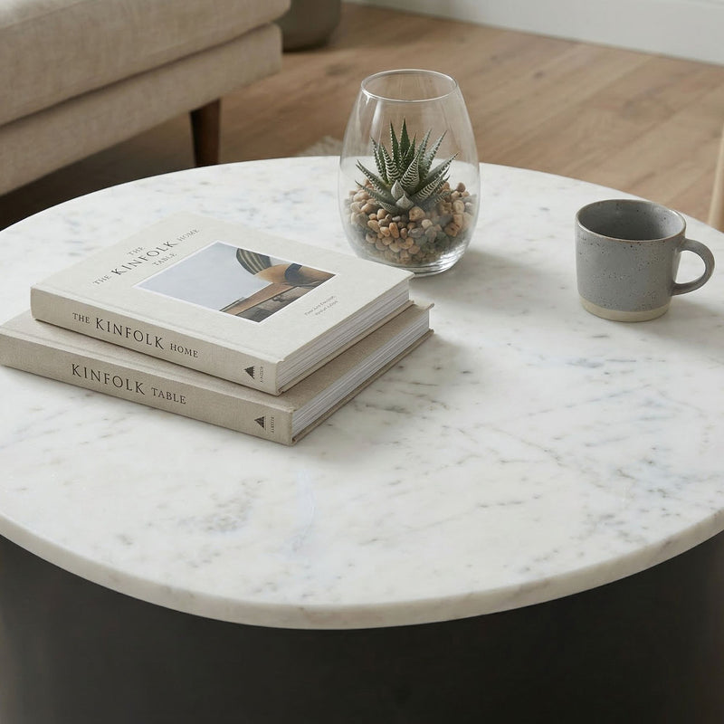 Couchtisch Marmor Weiß mit schwarzem Aluminiumgestell, organische Form