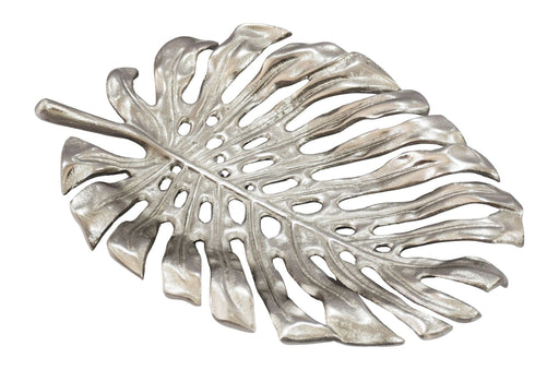 Dekoschale Monstera 36 cm Silber aus Aluminium in Gesamtansicht mit durchbrochenen Blattlappen und silberner Oberfläche.