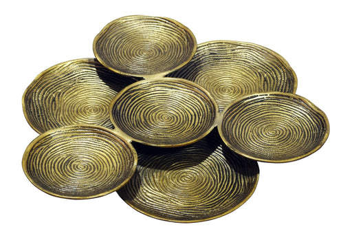 Sieben goldene Dekoschalen mit Spiralmuster in Gesamtansicht, stapelweise arrangiert.