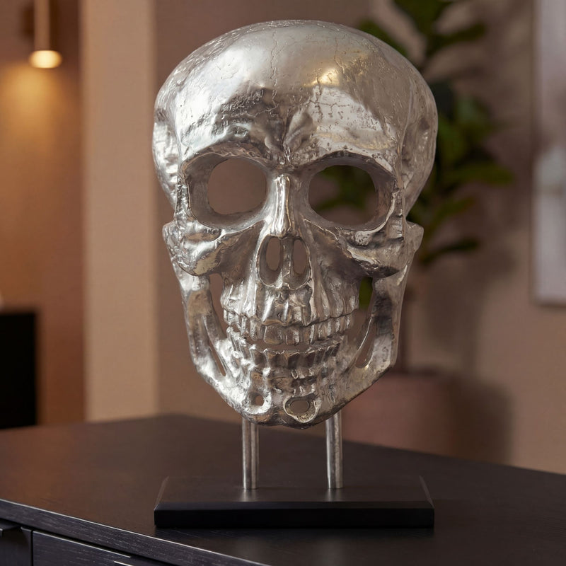 Standdeko Totenkopf Aluminium Silber 57 cm mit schwarzem Gestell