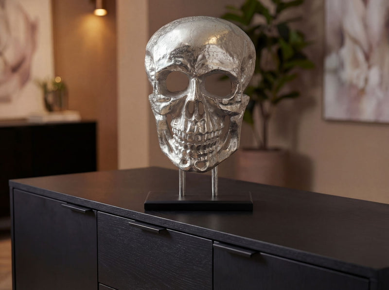 Standdeko Totenkopf Aluminium Silber 57 cm mit schwarzem Gestell
