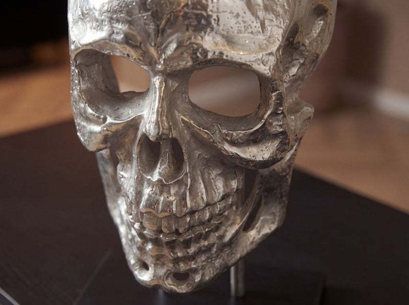 Standdeko Totenkopf Aluminium Silber 57 cm mit schwarzem Gestell