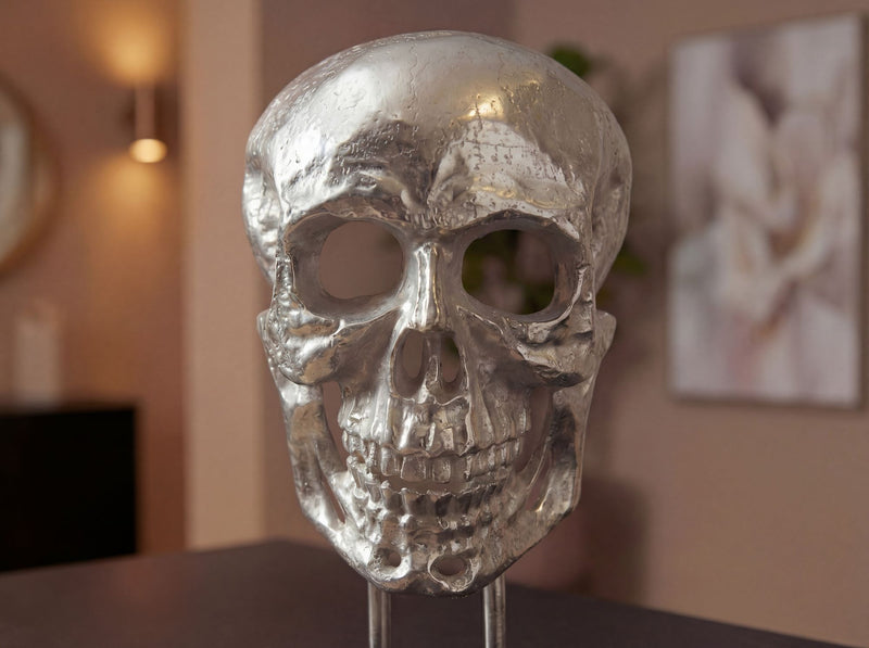 Standdeko Totenkopf Aluminium Silber 57 cm mit schwarzem Gestell