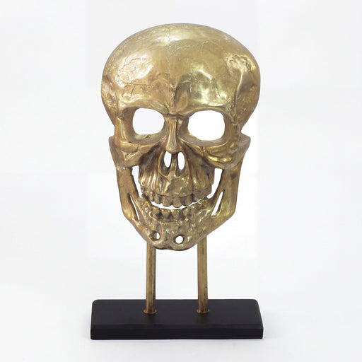 Deko-Totenkopf Skull Aluminium Gold 57 cm mit Standfuß in goldener Aluminium-Ausführung auf schwarzem Sockel, Gesamtansicht.
