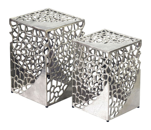 Zweiteiliges Beistelltisch-Set aus Aluminium in Silber mit durchbrochenem Strukturmuster an den Seitenflächen.