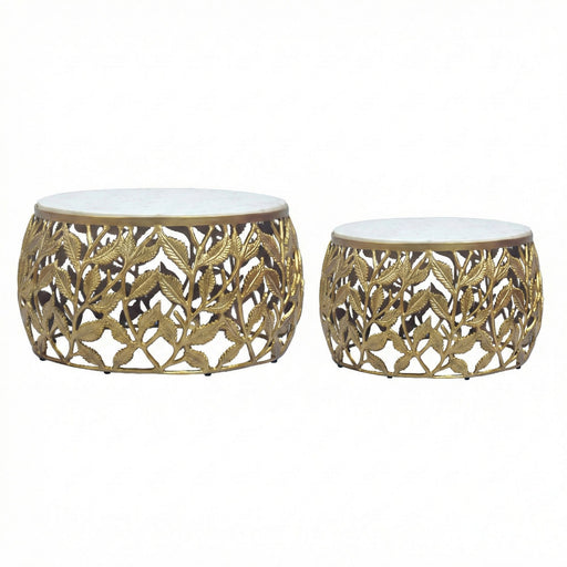 Satztische 2er-Set Gold mit Marmor-Tischplatten in Gesamtansicht, durchbrochene goldlackierte Gestelle mit Blattmotiven.