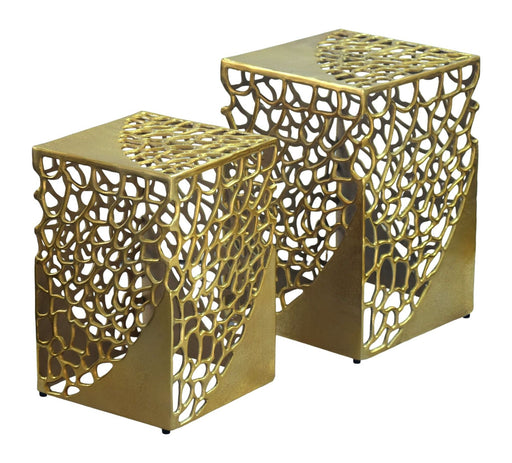 Zwei stapelbare Beistelltische aus Aluminium in Gold mit durchbrochener Fassade und glatter Tischplatte, Gesamtansicht.