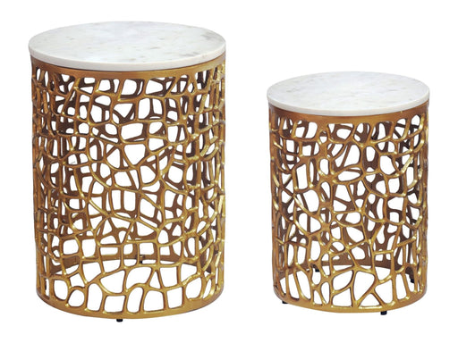 Satztisch 2er Set Gold mit Marmor-Tischplatte, Gesamtansicht mit zwei runden Beistelltischen in Gold mit Marmor-Tischplatten.