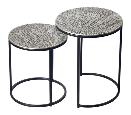 Satztisch 2er Set rund in Silber, Gesamtansicht beider Tische mit strukturierter Aluminiumplatte und schwarzem Eisengestell.