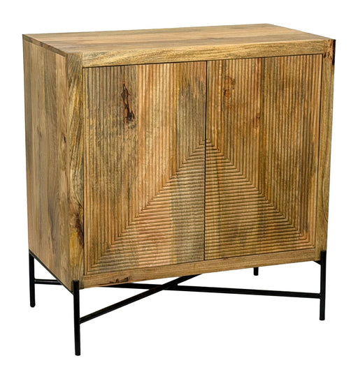 Sideboard Mango 91x96cm mit gerillter Holzfront, zwei Türen und schwarzem Metallgestell in Gesamtansicht von vorne.