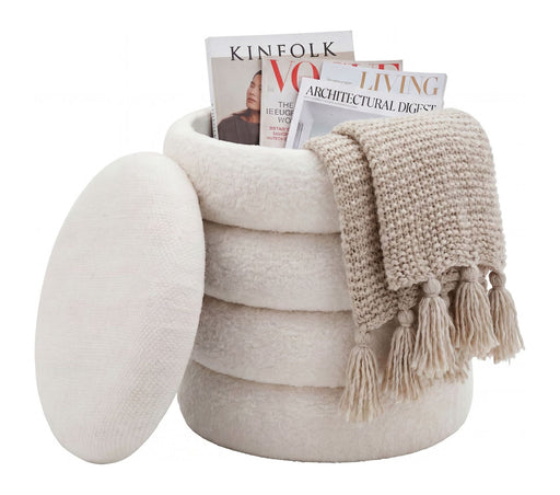 Sitz- & Fußhocker Boho mit Stauraum aus Teddy-Stoff in Creme, Gesamtansicht mit geöffnetem Deckel, von vorne.