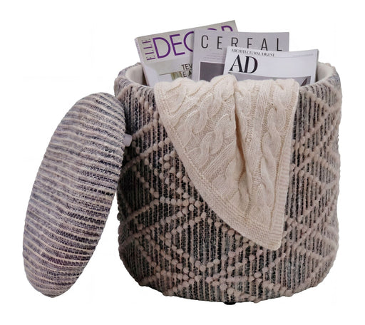Sitzhocker Boho mit Stauraum in Grau, geöffnet mit Inhalt, Gesamtansicht.