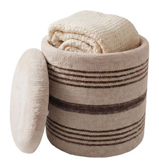 Sitzhocker mit Stauraum aus Wolle in Beige, Deckel geöffnet mit Wolldecke im Inneren sichtbar.