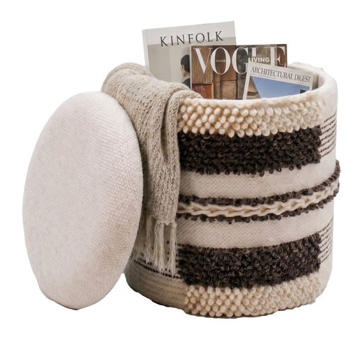 Sitzhocker mit Stauraum aus Wolle in Beige, Gesamtansicht mit geöffnetem Deckel, darin Zeitschriften und gefaltete Textilien.
