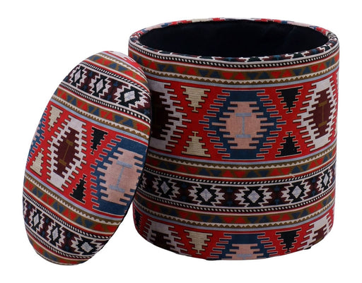 Sitzhocker Boho mit Stauraum in Gesamtansicht: runder, handgefertigter Hocker mit geometrischem Muster in Rot, Blau und Creme.