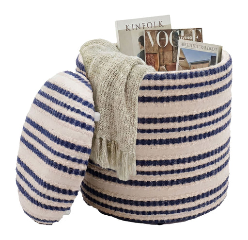 Boho Sitzhocker rund mit Stauraum aus Baumwolle in Beige, geöffnet mit Blick in den gefüllten Innenraum.