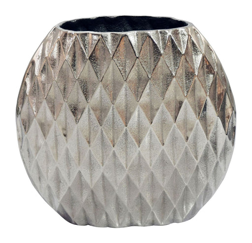 Design-Tischvase aus Aluminium in Silber mit durchgehendem Rautenmuster, Gesamtansicht.