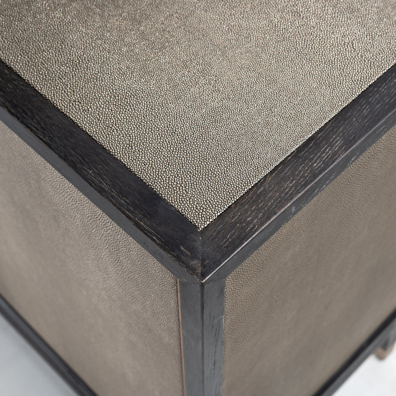 Sideboard Bloomville Brass Shagreen – Art-Deco-Design mit Soft-Close