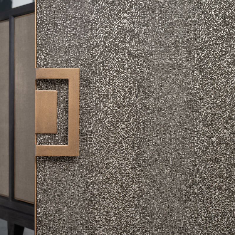 Sideboard Bloomville Brass Shagreen – Art-Deco-Design mit Soft-Close