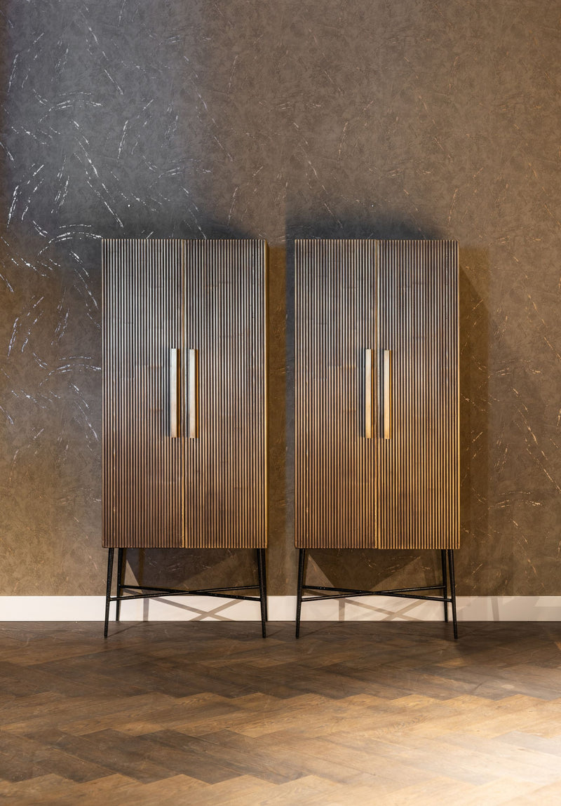 Schrank Ironville gold – zweitüriger Wandschrank im Mid-Century-Stil