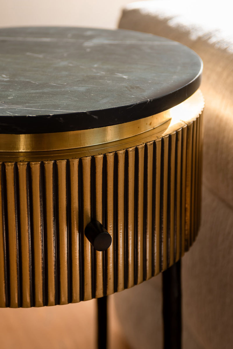 Beistelltisch Ironville gold – Marmorplatte & Messing-Details