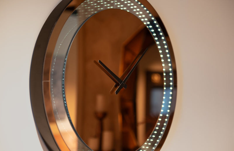 Wandlampe Julia braun – LED-Wanduhr mit Infinity-Spiegeleffekt