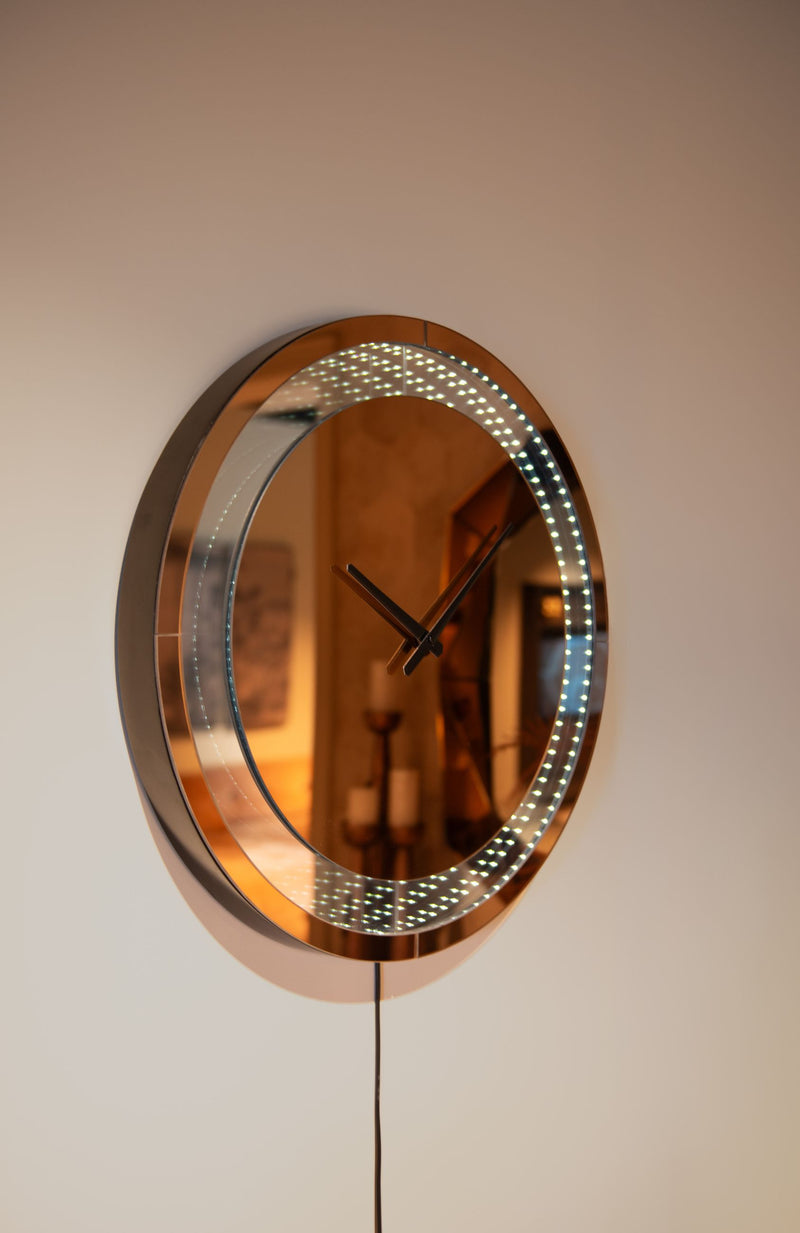Wandlampe Julia braun – LED-Wanduhr mit Infinity-Spiegeleffekt
