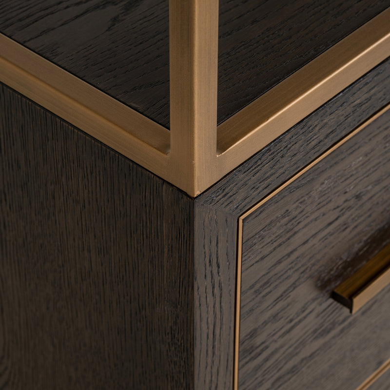 Vitrine Carter Small Braun – schmale Standvitrine aus Eiche