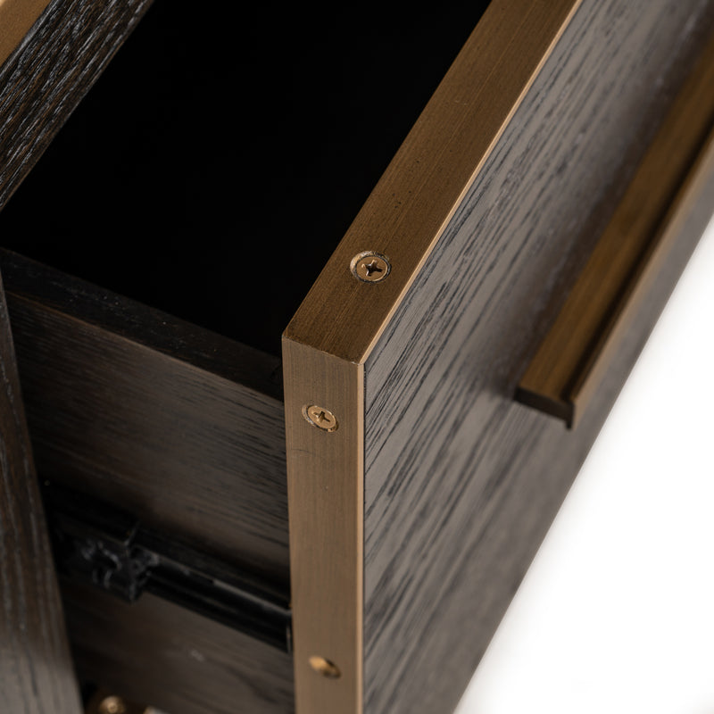Vitrine Carter Small Braun – schmale Standvitrine aus Eiche