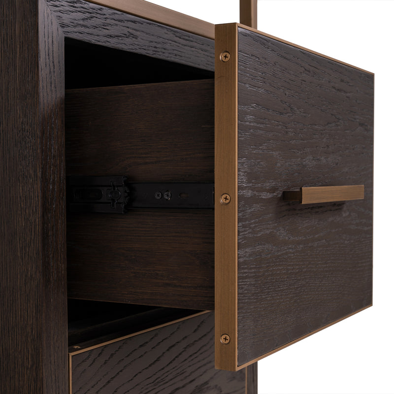 Vitrine Carter Small Braun – schmale Standvitrine aus Eiche