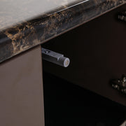 Detailaufnahme des Türscharniers an der offenen Vitrinentür mit Metallmechanismus.