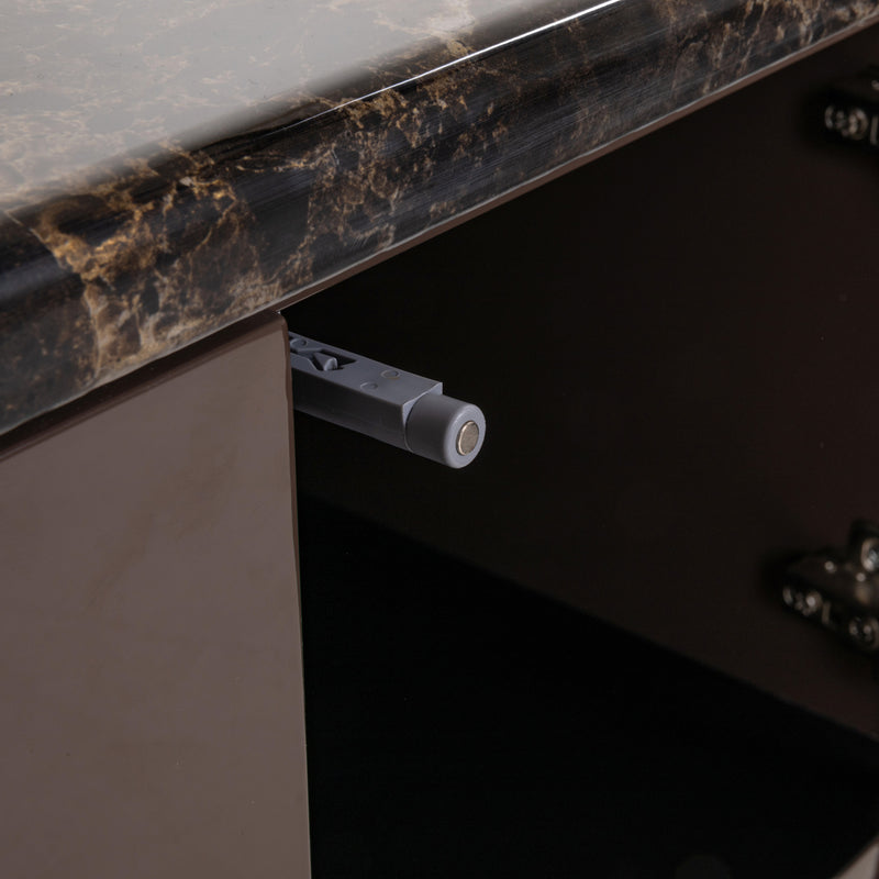 Detailaufnahme des Türscharniers an der offenen Vitrinentür mit Metallmechanismus.