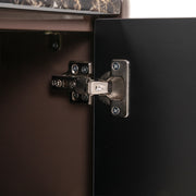 Detailansicht einer Möbelscharnierung aus Metall mit Befestigungsschrauben an schwarzer MDF-Platte.