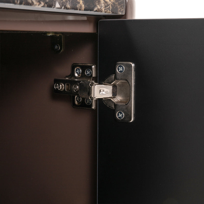 Detailansicht einer Möbelscharnierung aus Metall mit Befestigungsschrauben an schwarzer MDF-Platte.