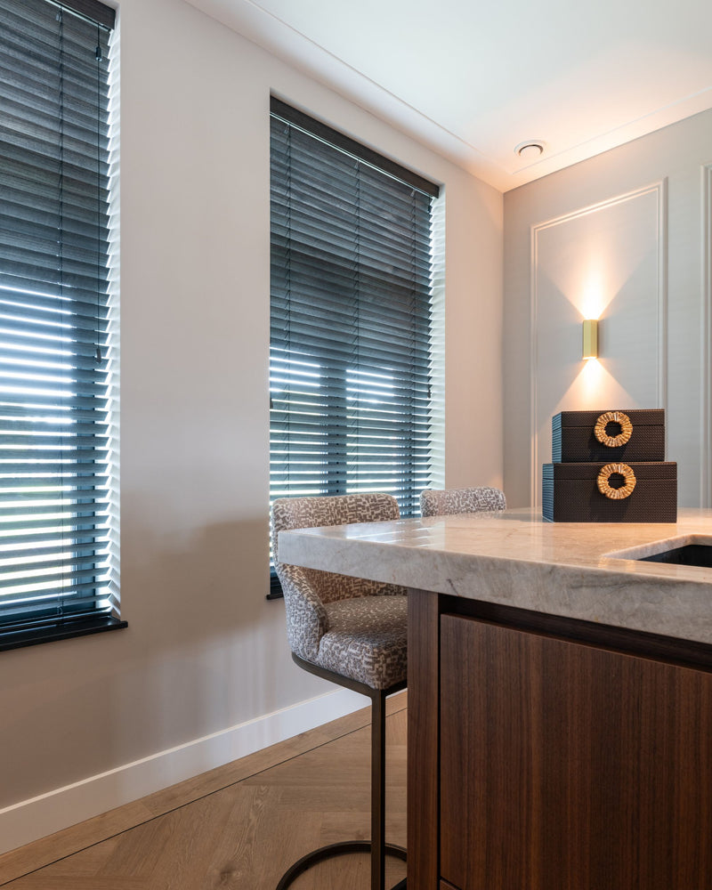 Aufbewahrungsbox Amal black/gold in PU-Leder – Richmond Interiors
