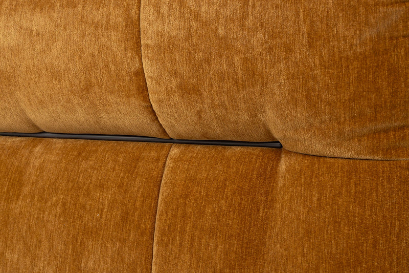 Sofa Hodge 4,5-Sitzer Ochre mit Samtbezug im 70er-Retro-Stil