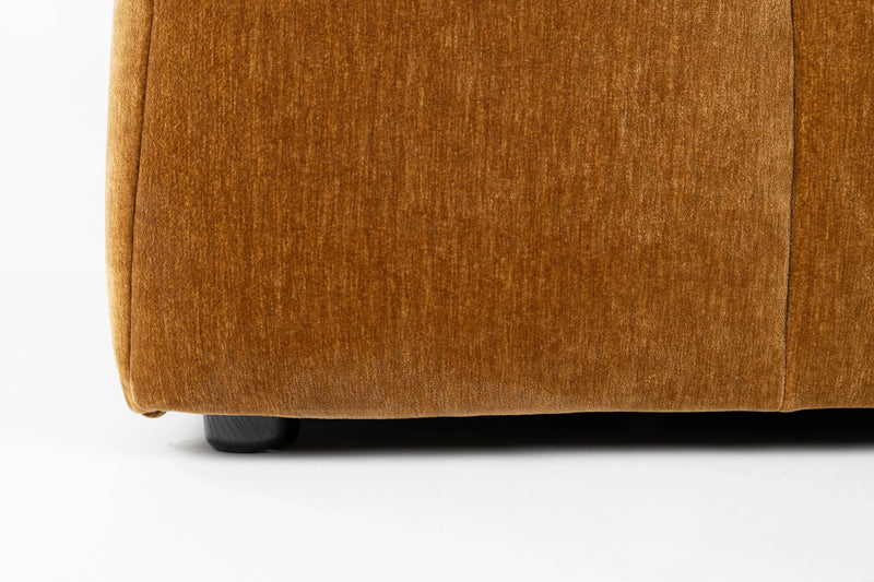 Sofa Hodge 4,5-Sitzer Ochre mit Samtbezug im 70er-Retro-Stil