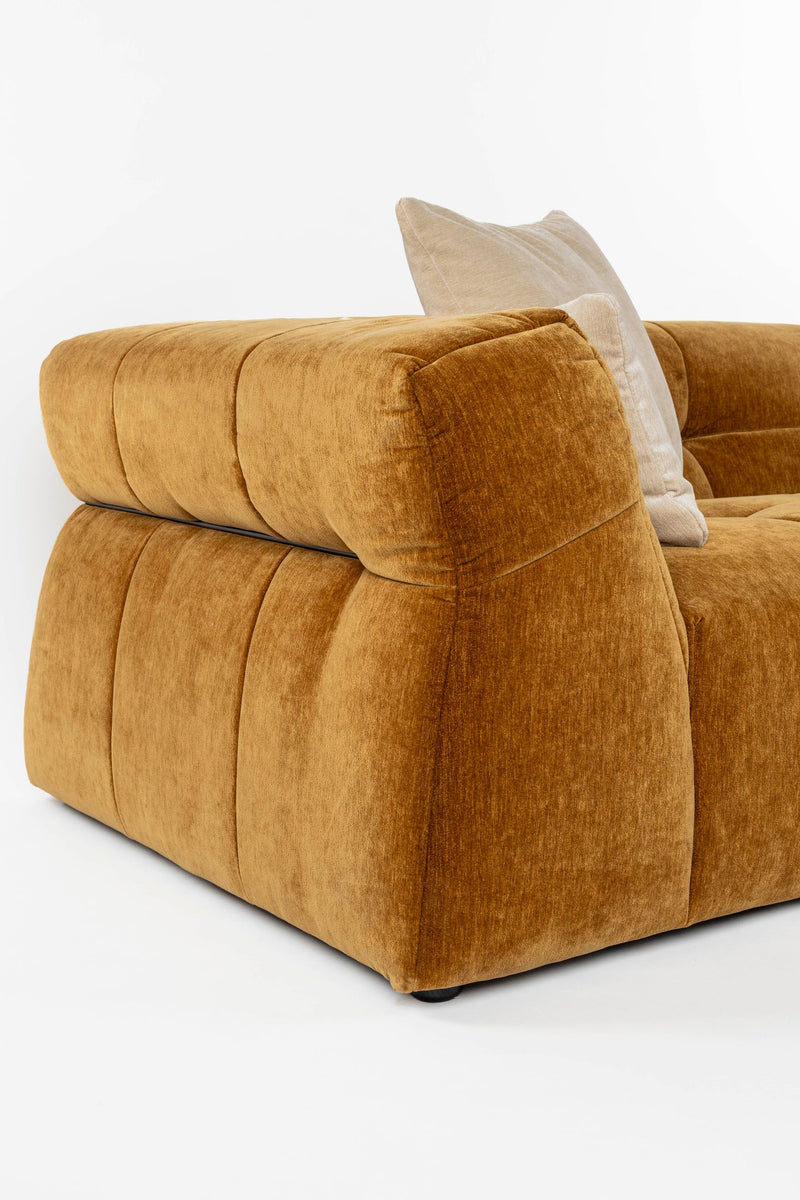 Sofa Hodge 4,5-Sitzer Ochre mit Samtbezug im 70er-Retro-Stil