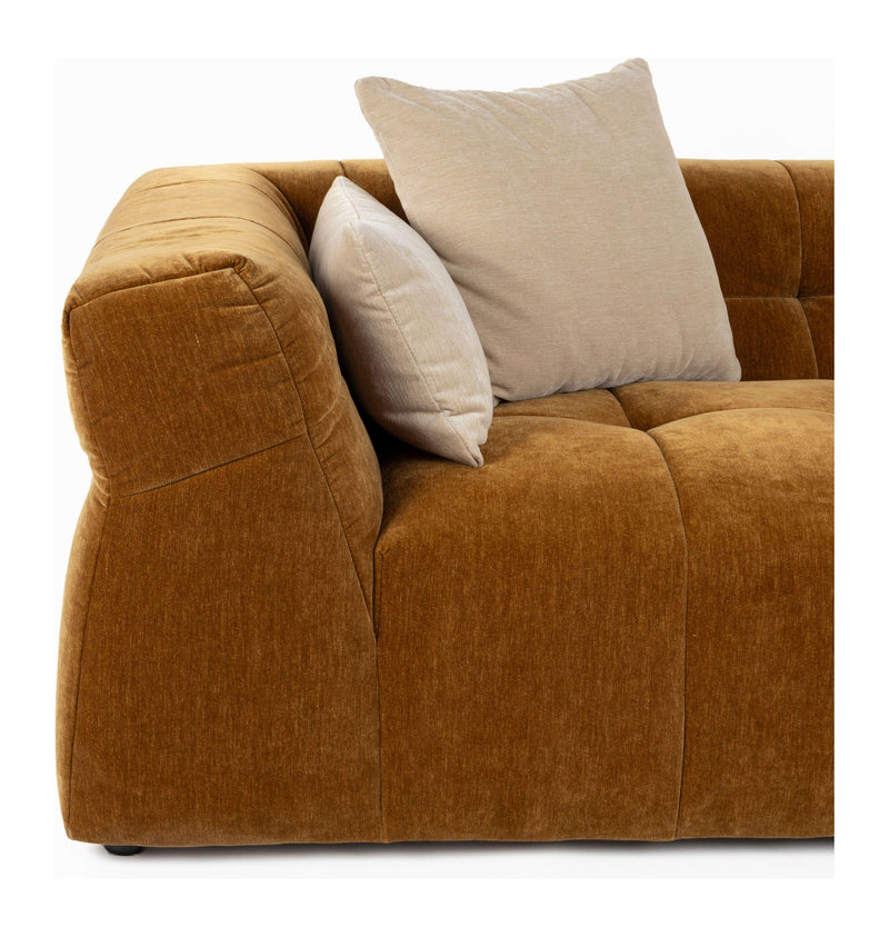 Sofa Hodge 4,5-Sitzer Ochre mit Samtbezug im 70er-Retro-Stil
