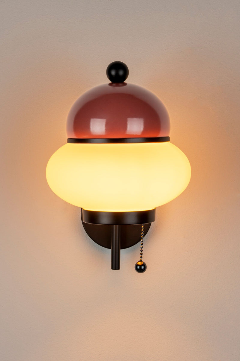 Wandlampe Bumble Rot mit Milchglas-Schirm und E27-Fassung von Zuiver