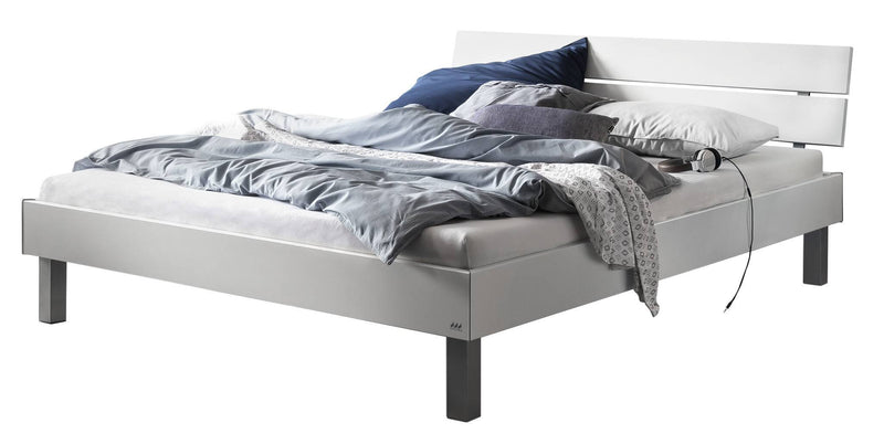 Hasena Bett Rocco: Industrial-Movie Design in Weiß mit Alu-Füßen