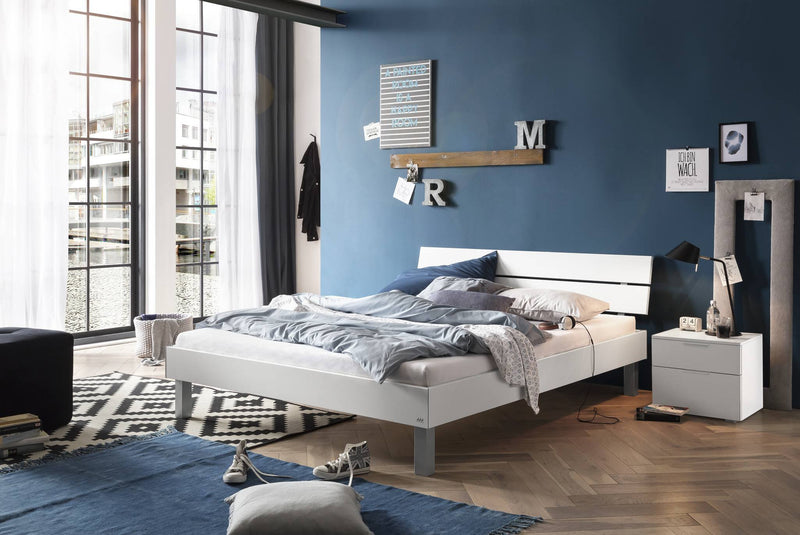 Hasena Bett Rocco: Industrial-Movie Design in Weiß mit Alu-Füßen