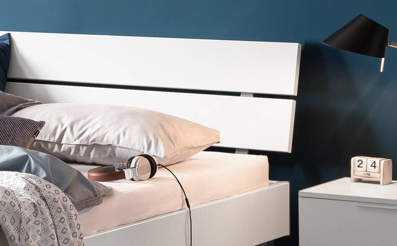 Hasena Bett Rocco: Industrial-Movie Design in Weiß mit Alu-Füßen