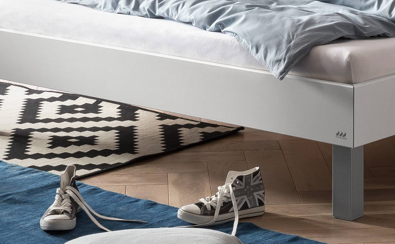 Hasena Bett Rocco: Industrial-Movie Design in Weiß mit Alu-Füßen