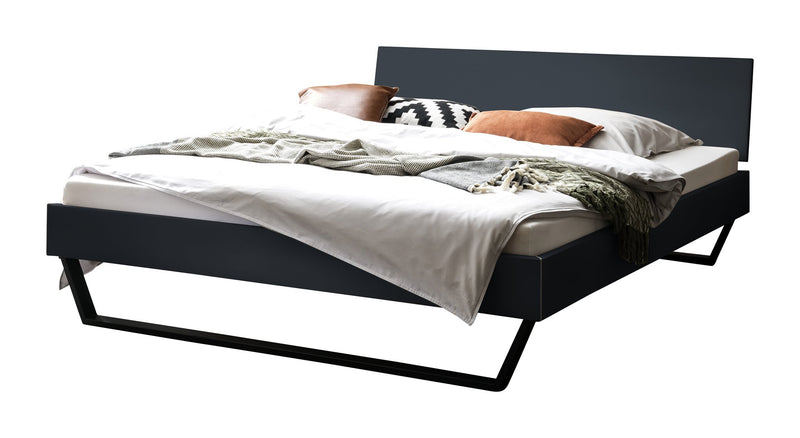 Hasena Bett Gleva: Industrial-Movie Design mit Anthrazit-Dekor und schwarzen Kufen